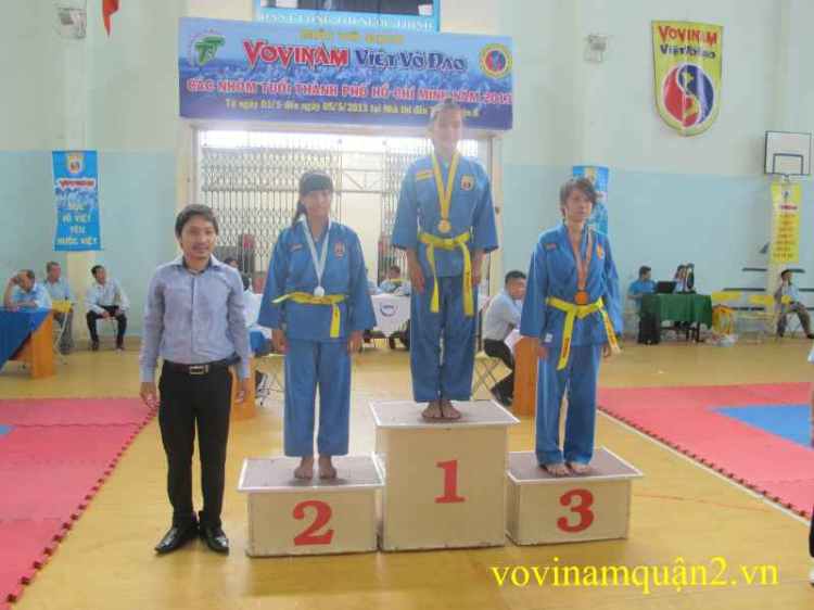 800-Huy chuong vang hang can 42kg nu nhom 3